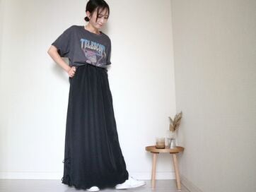 30代後半、流行の「ロックT」を着こなす。大人かわいい雰囲気で取り入れやすい