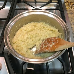 木べらでカリフラワーをつぶすようにしながら火をとおします。