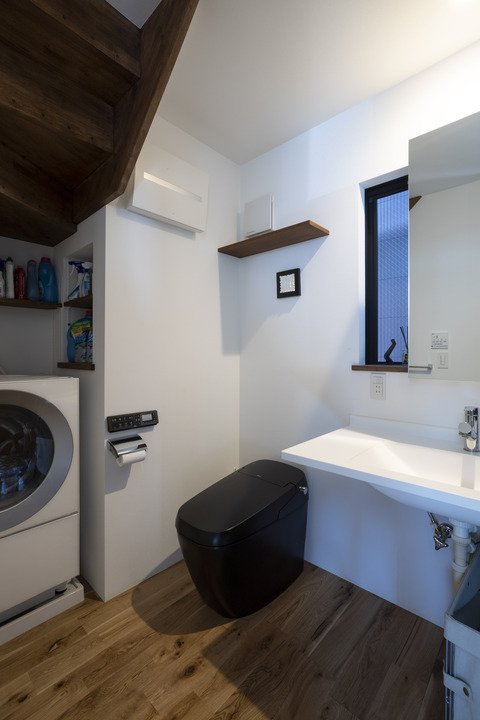 階段脇の洗面トイレ