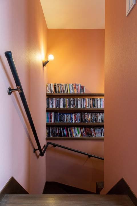 サーモンピンクのクロスの階段室