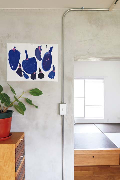 雰囲気のある塗装で仕上げたLDKと和室の境界の壁