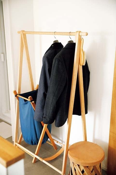 使い勝手のいい木製ハンガーラック