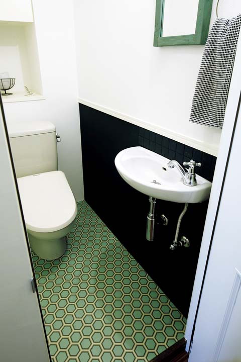 レトロ柄のクッションフロアを採用したトイレ