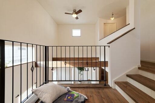 階段途中の中2階スペース