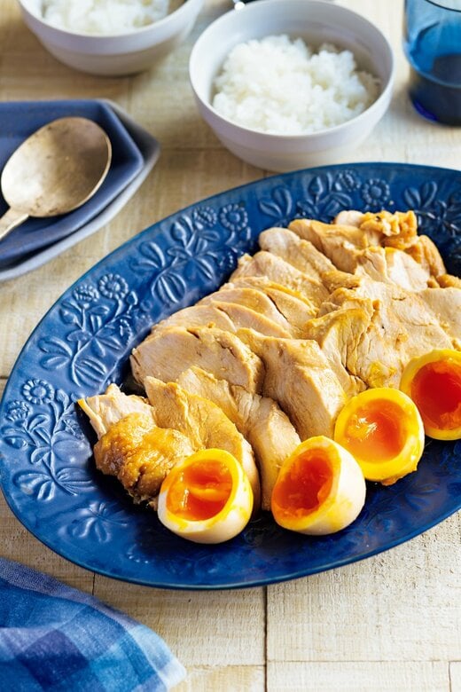 お皿に盛られた半熟卵と鶏胸チャーシュー