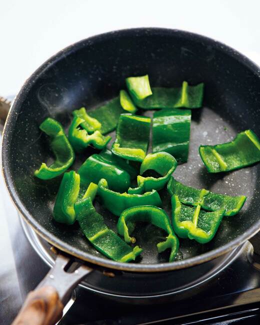 ピーマンを炒める