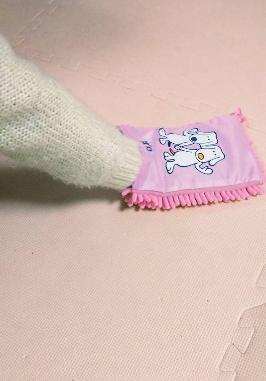 手にはめるモップで掃除