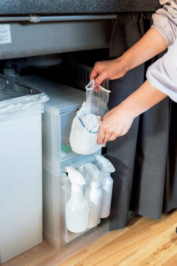 水きりネットとスプレー類の収納の様子