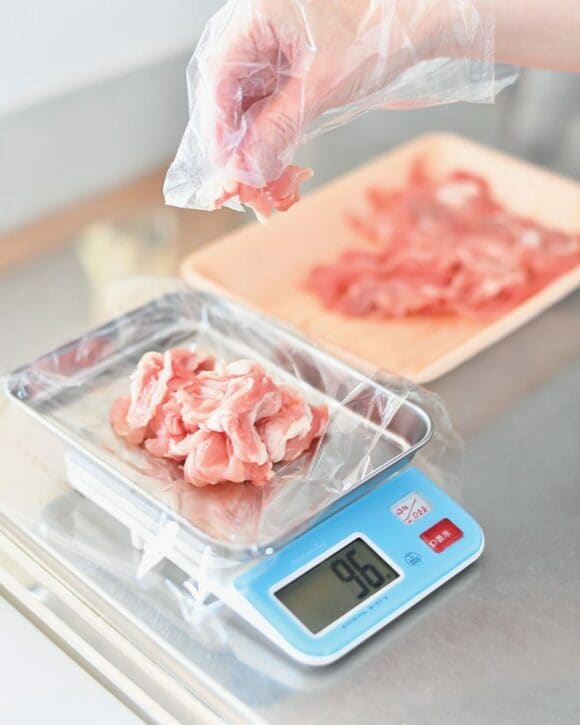 肉を小分けにして計量する様子