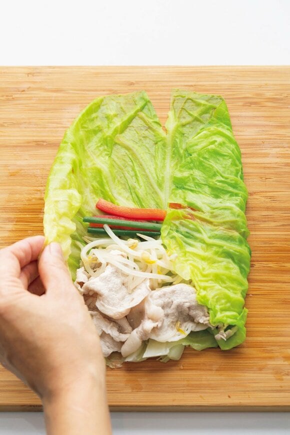 キャベツで具材を巻く
