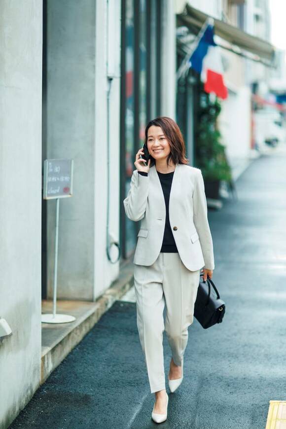 スーツの女性