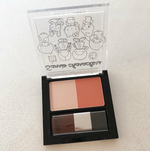 濃淡2色が入ったチーク