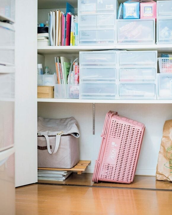 ピンクかご収納棚の下