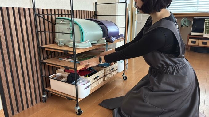 登校セットを片付ける様子