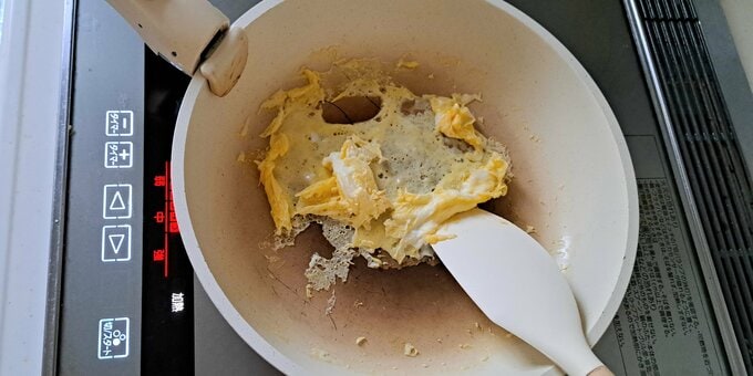 卵がフライパンにこびりつく