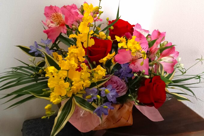 「母へのフラワーアレンジメント。1か月近く長もちして、LINEの写真にしてくれました」(かじささん・40代後半)