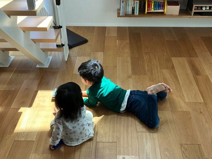 リビングで遊ぶ子ども