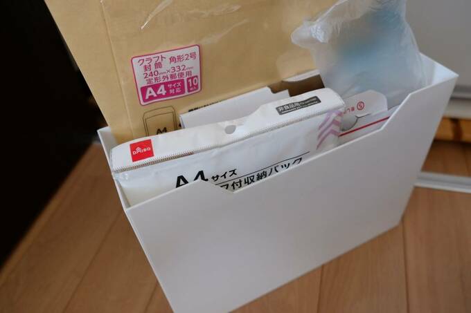 ボックス内に出品作業に必要なグッズ