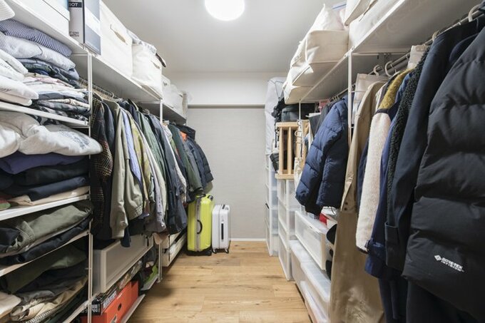 可変性を意識して市販のシェルフを活用したウォークインクローゼット内部
