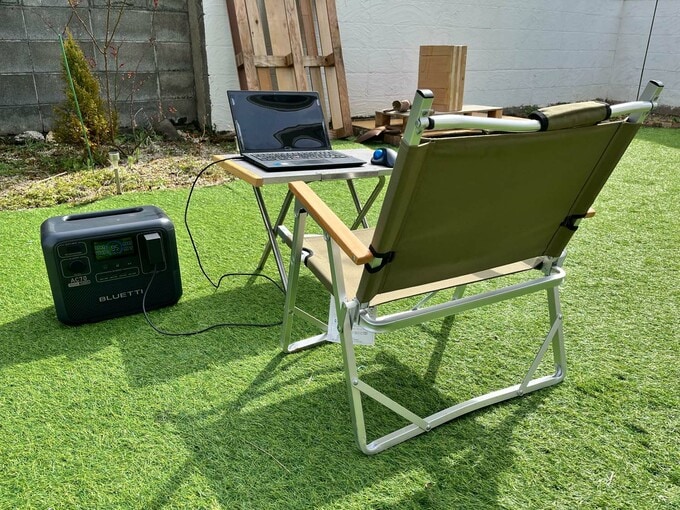 庭でパソコン作業
