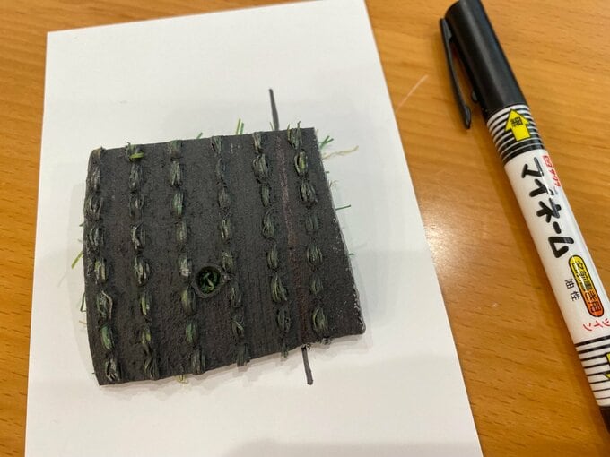黒油性ペンで線を書いた人工芝裏面