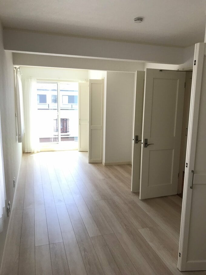 洋室の奥にあるバルコニー