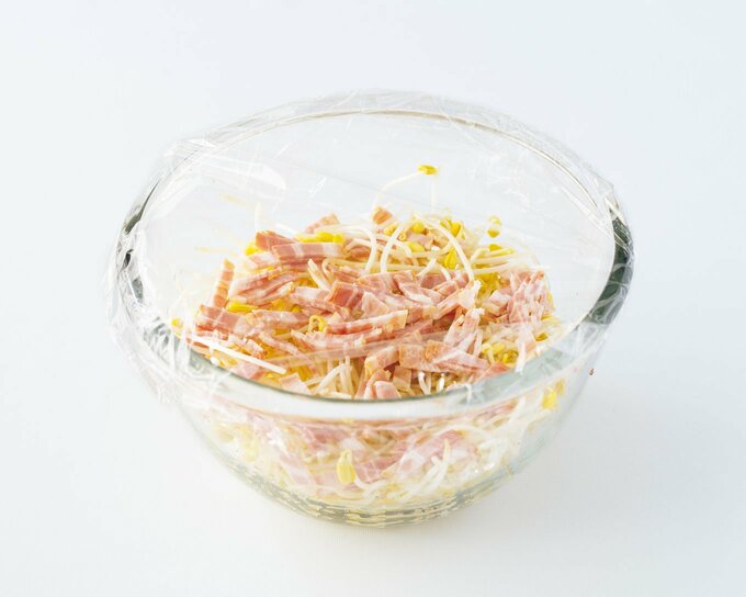 耐熱ボウルにモヤシとベーコン