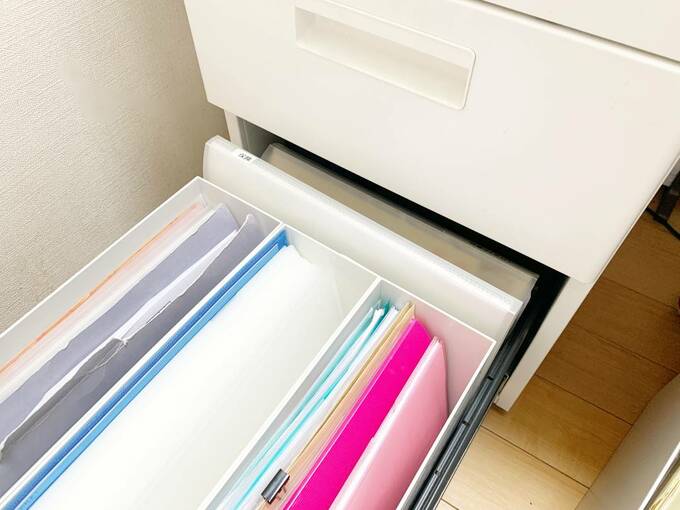 引き出しにたくさんの書類