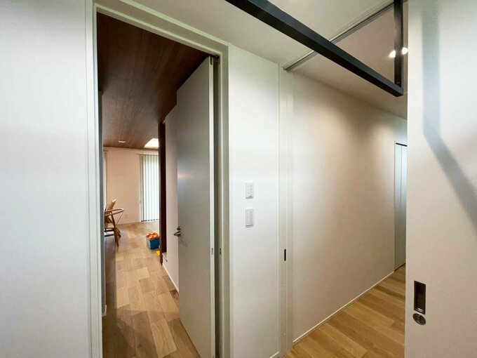 ランドリールームの扉を閉めた様子