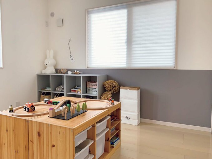 グレーの壁部屋