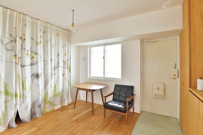 壁を撤去して収納を兼ねた広い玄関ホールに