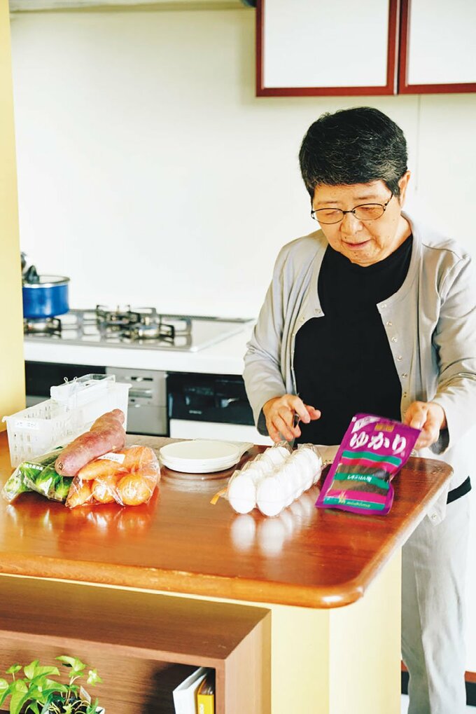 食材を仕分ける女性