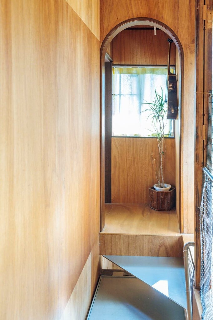 階段上部のアーチ