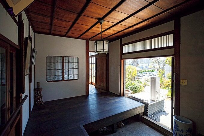 玄関に高台をかぶせることで昇降機を使って車椅子で移動できる