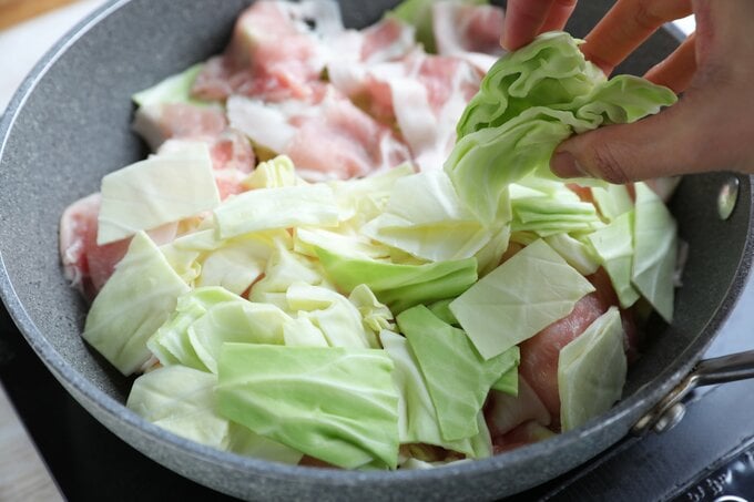 豚肉とキャベツを重ねる