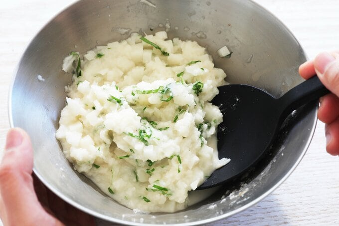 レンコンを混ぜ合わせる