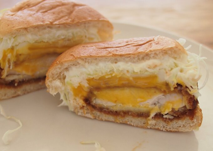 とろ~り月見チーズの和風カツバーガー中身