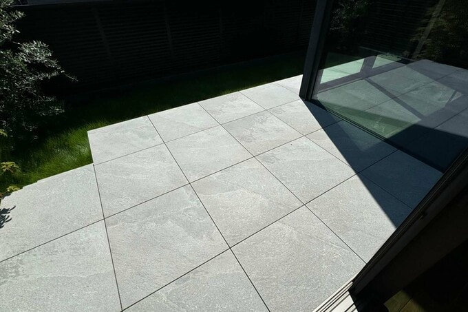 リビングから見たタイルデッキ