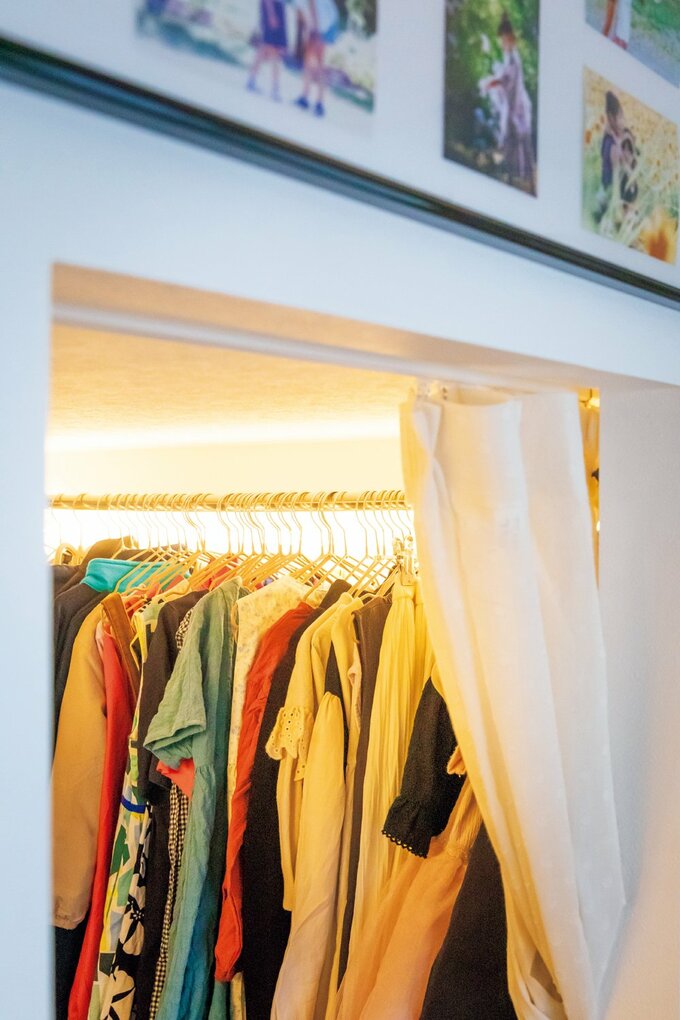 クローゼット内部は両サイドにハンガーラックを設置