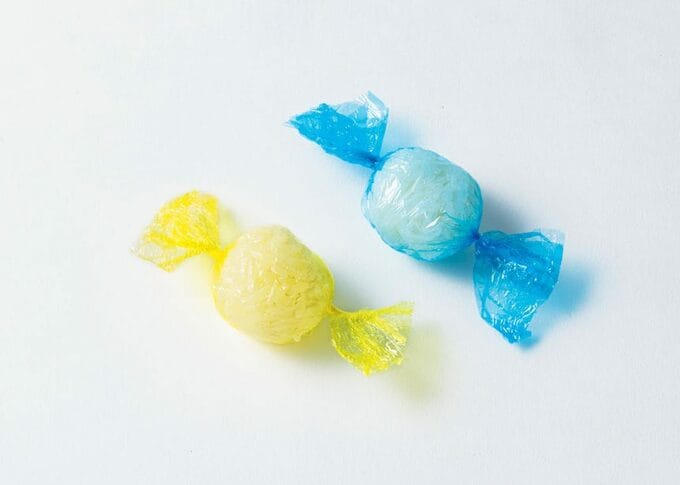 カラーラップでおにぎりを包んだ様子