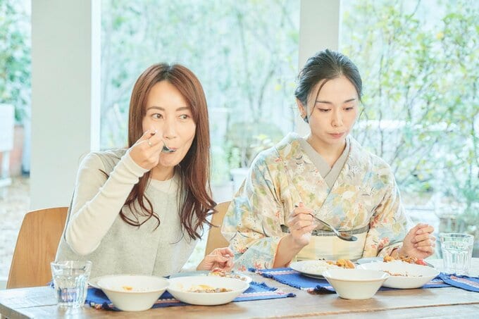 カレーを食べる2人