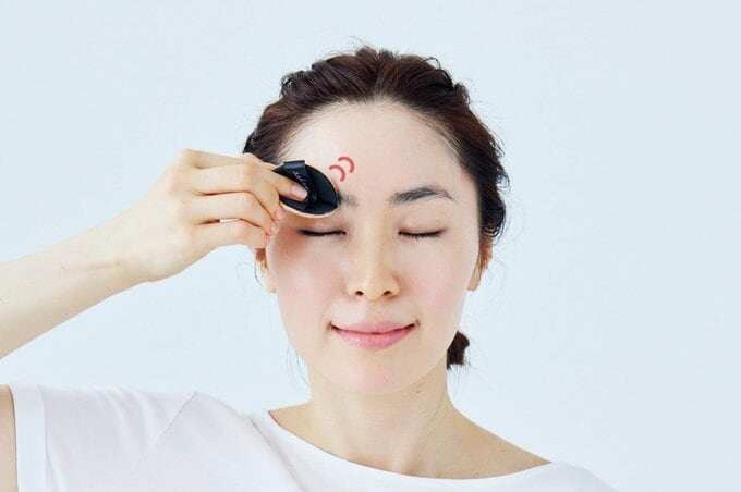 まぶたにファンデを塗る