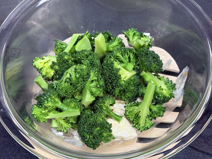 ブロッコリーと卵を混ぜ合わせる