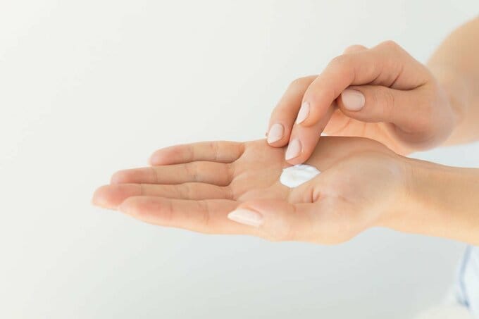 日やけ止め乳液を手に取った様子