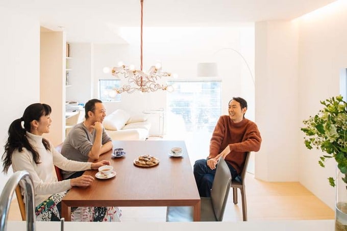 ダイニングでくつろぐ田中さんと青山さん夫婦