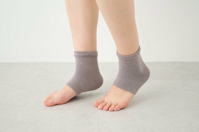 スリミティ 保湿用かかとソックスを履いた足
