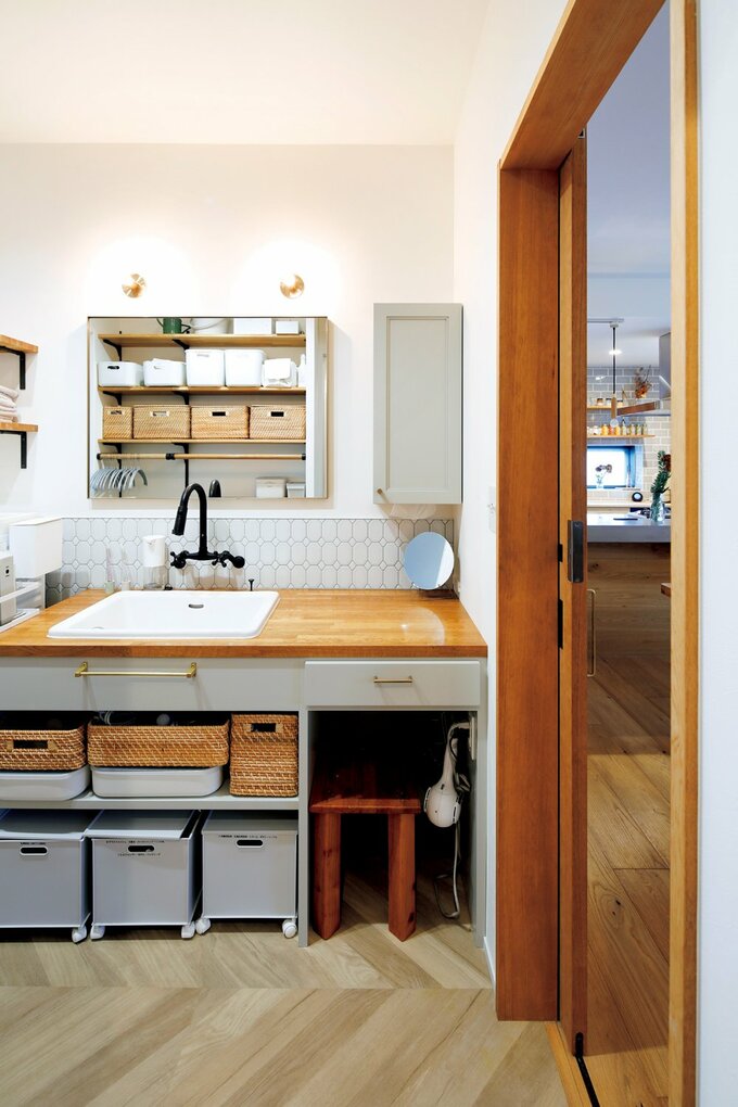 造作の洗面台は妻のメイクコーナーも兼ねたつくりに