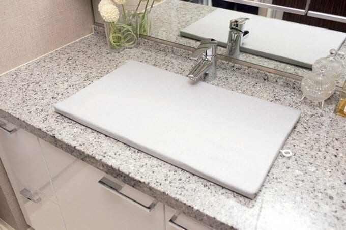 アイロン台を洗面台の上にのせた様子