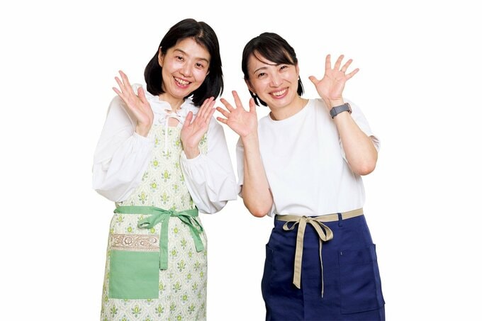顔の横に両手を添えてポーズをとる笑顔の女性2人