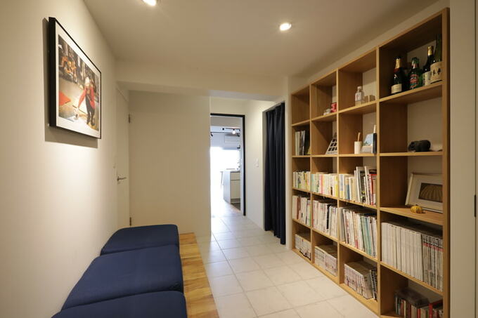 本棚のあるラウンジ